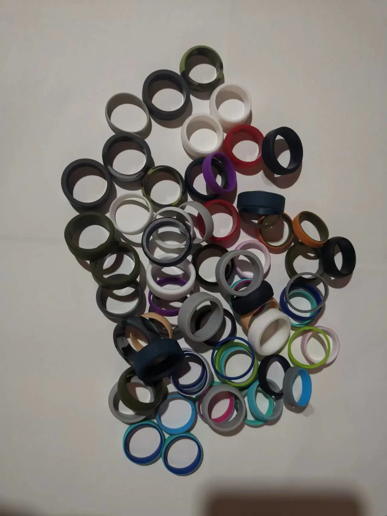 L'anneau en silicone Bracelet en silicone de couleur et encastré