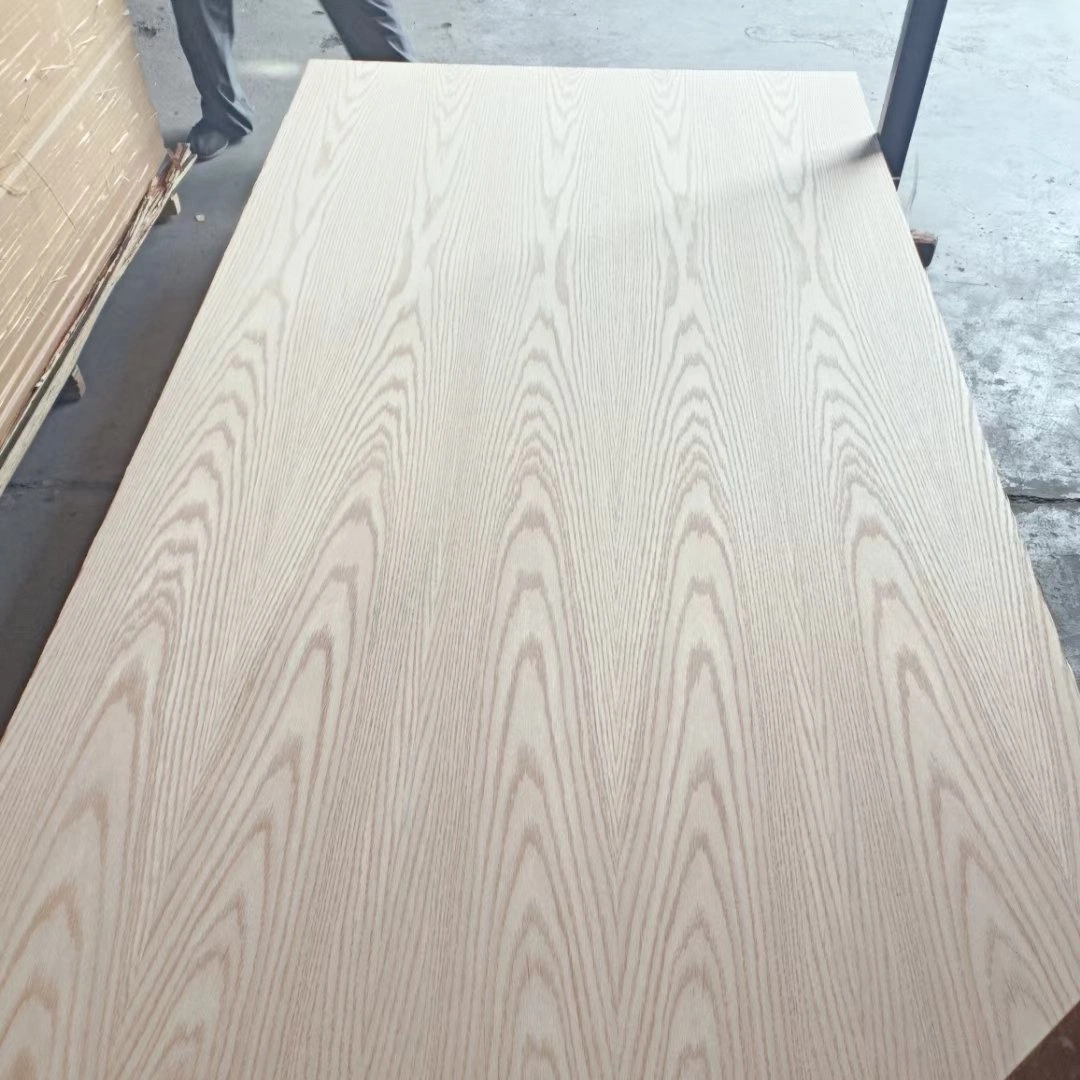 Madeira de revestimento decorativa contraplacada de 3 mm com núcleo de Poplar com acabamento Natural Ash Contraplacado