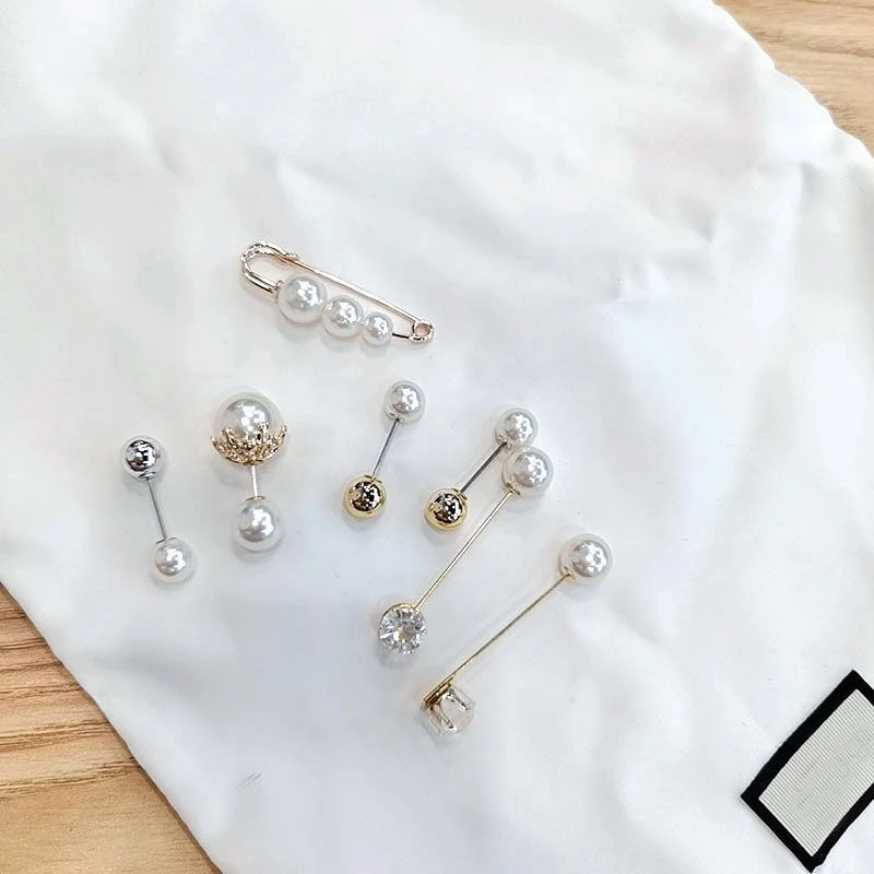 2023 Delicous Anti-Aliasing Pearl Broche Broche Femenino de una línea pasador Cross-Border Accesorios de ropa de pin Falda con botones de bufanda