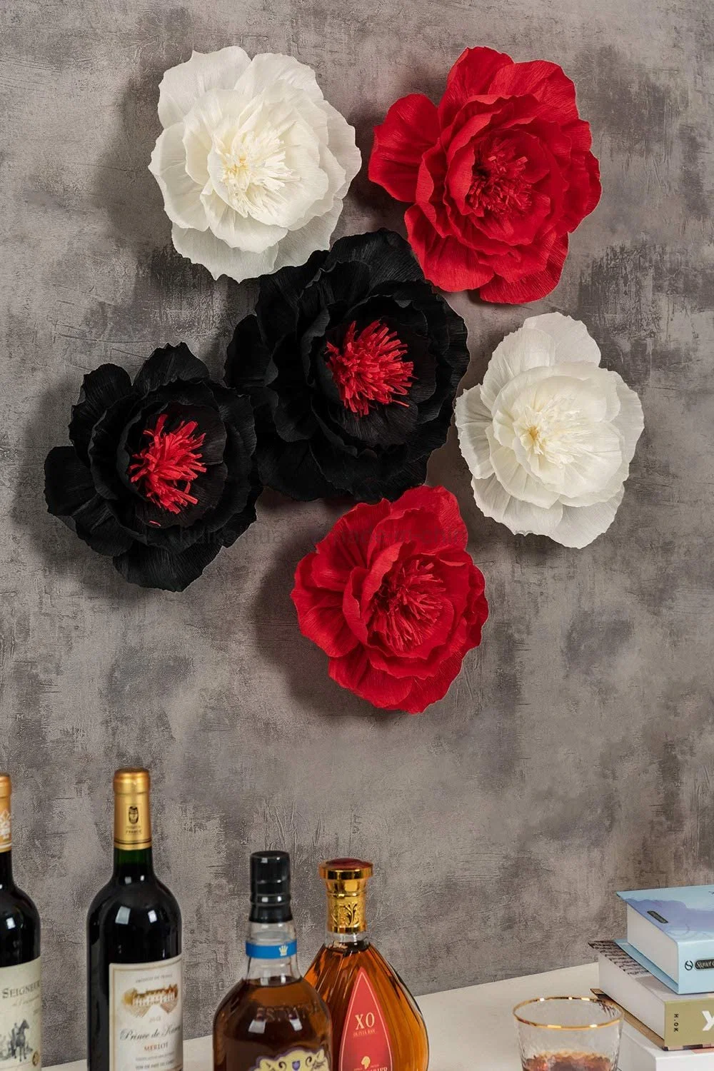 Черный и красный тематический Crepe Paper Flowers 3D ручной работы Выходит Свадебный декор ремесла стены фон