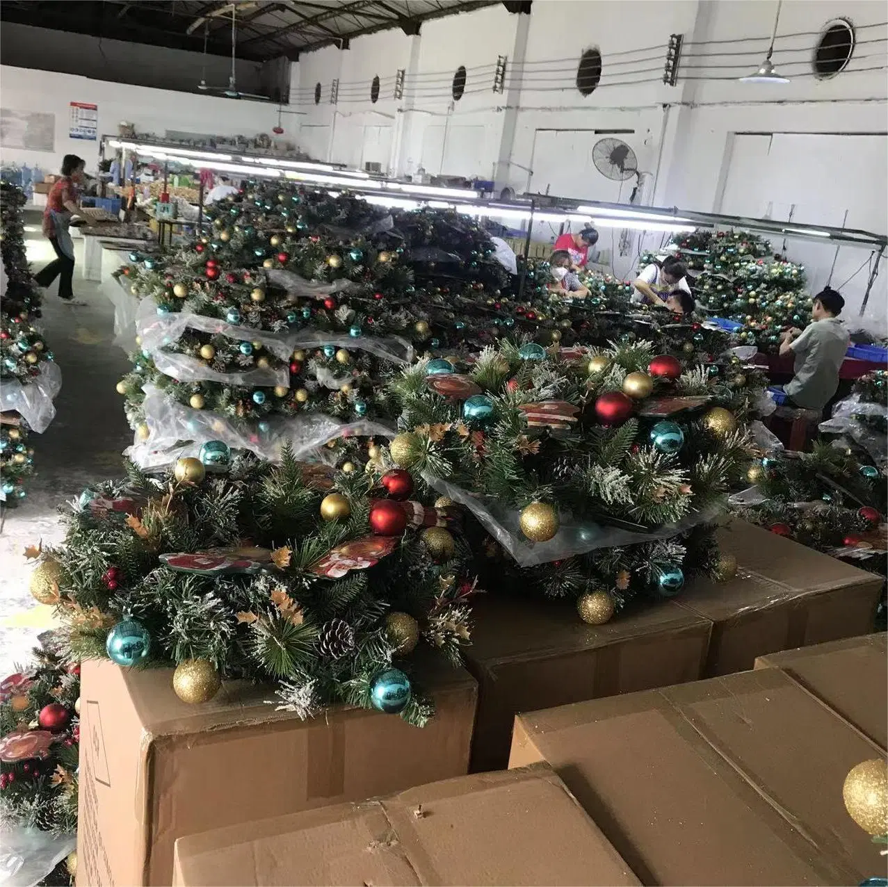 OEM Factory Customized Christmas Tree White Indoor PVC Xmas Tree Large Big Battery LED Outdoor Plastic PE Green Artificial Christmas Tree Manufacturer in China