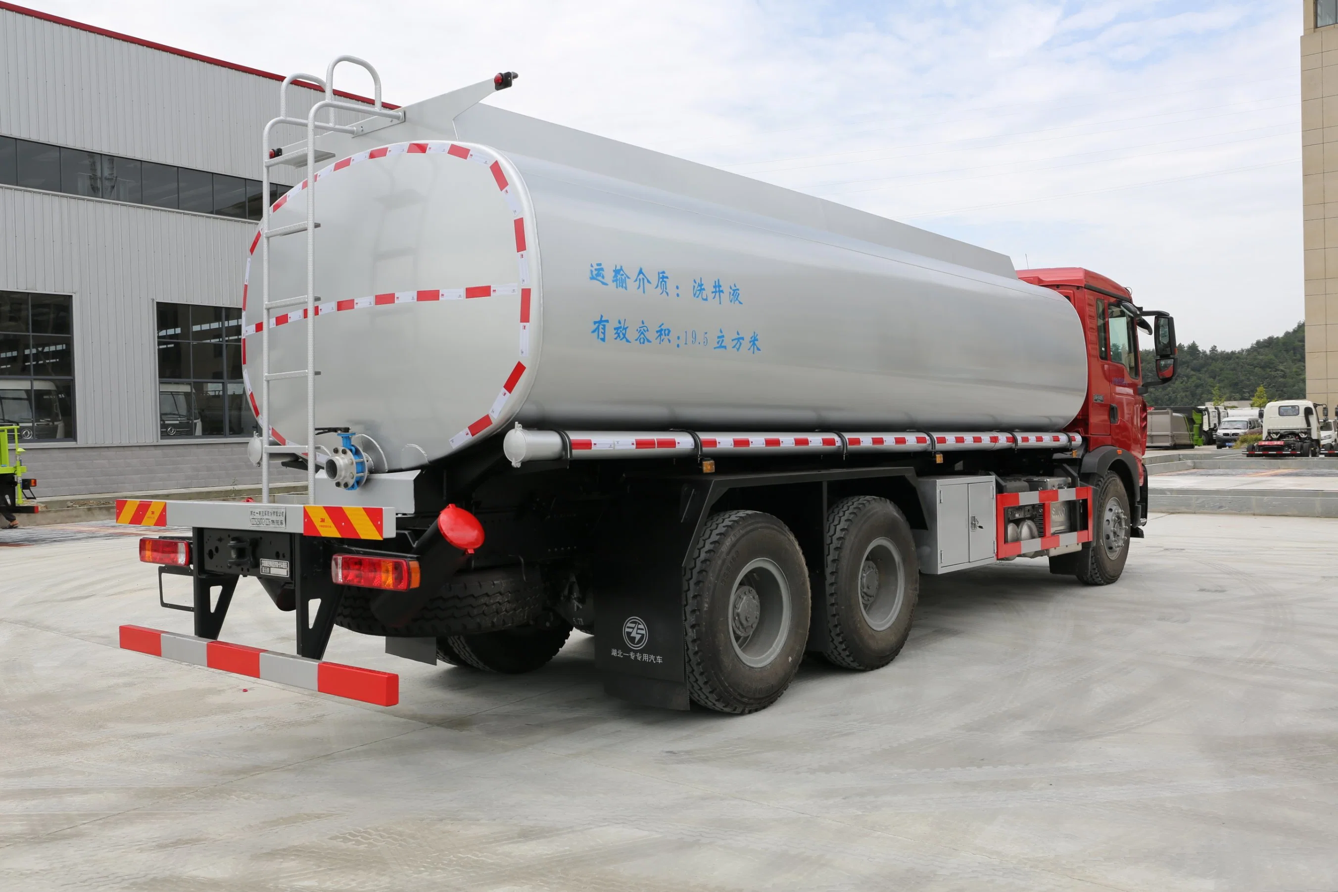 Sinotruk HOWO 6*4 Liquid Supply Truck Oil Field Special Vehicle Customized