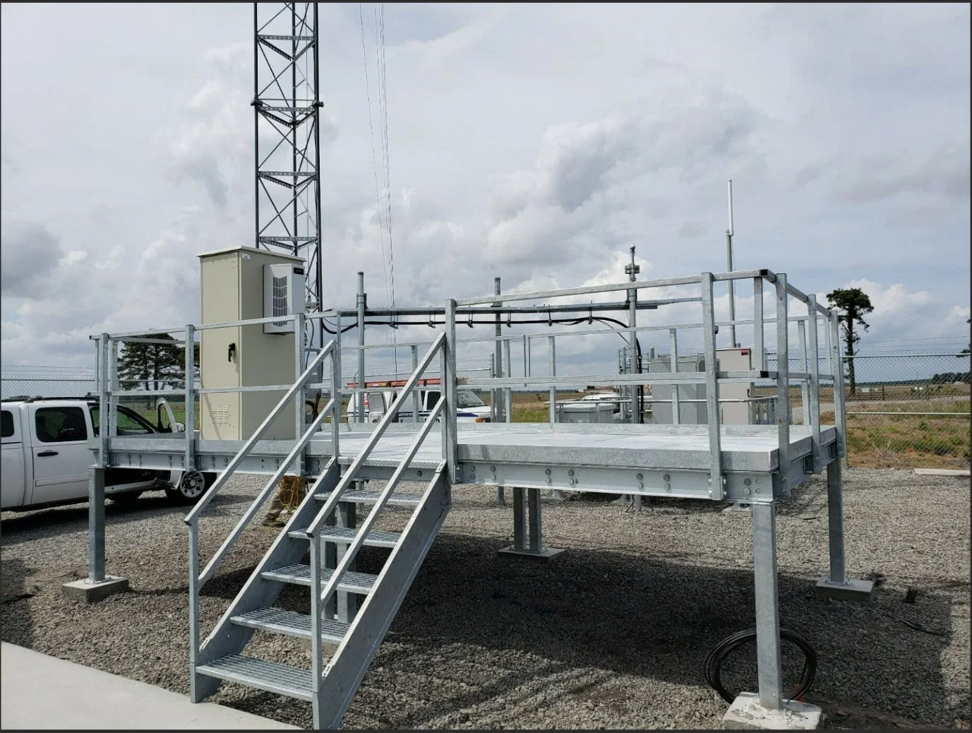 Kundenspezifisches Entwerfen, Das Montage Der Hochleistungs-Stahl-Arbeitsbühnen Macht Und Aluminium Treppen Gehwege für Industriegebiet