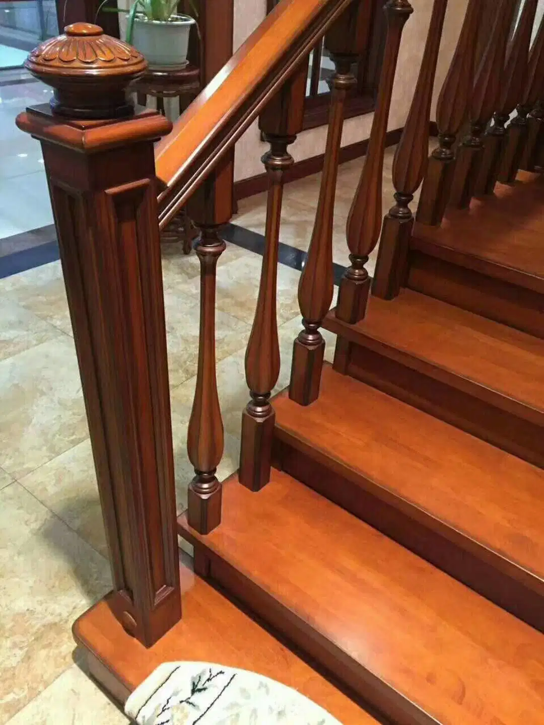 Anchos de vía de la escalera de madera maciza pasamanos Accesorios columnas
