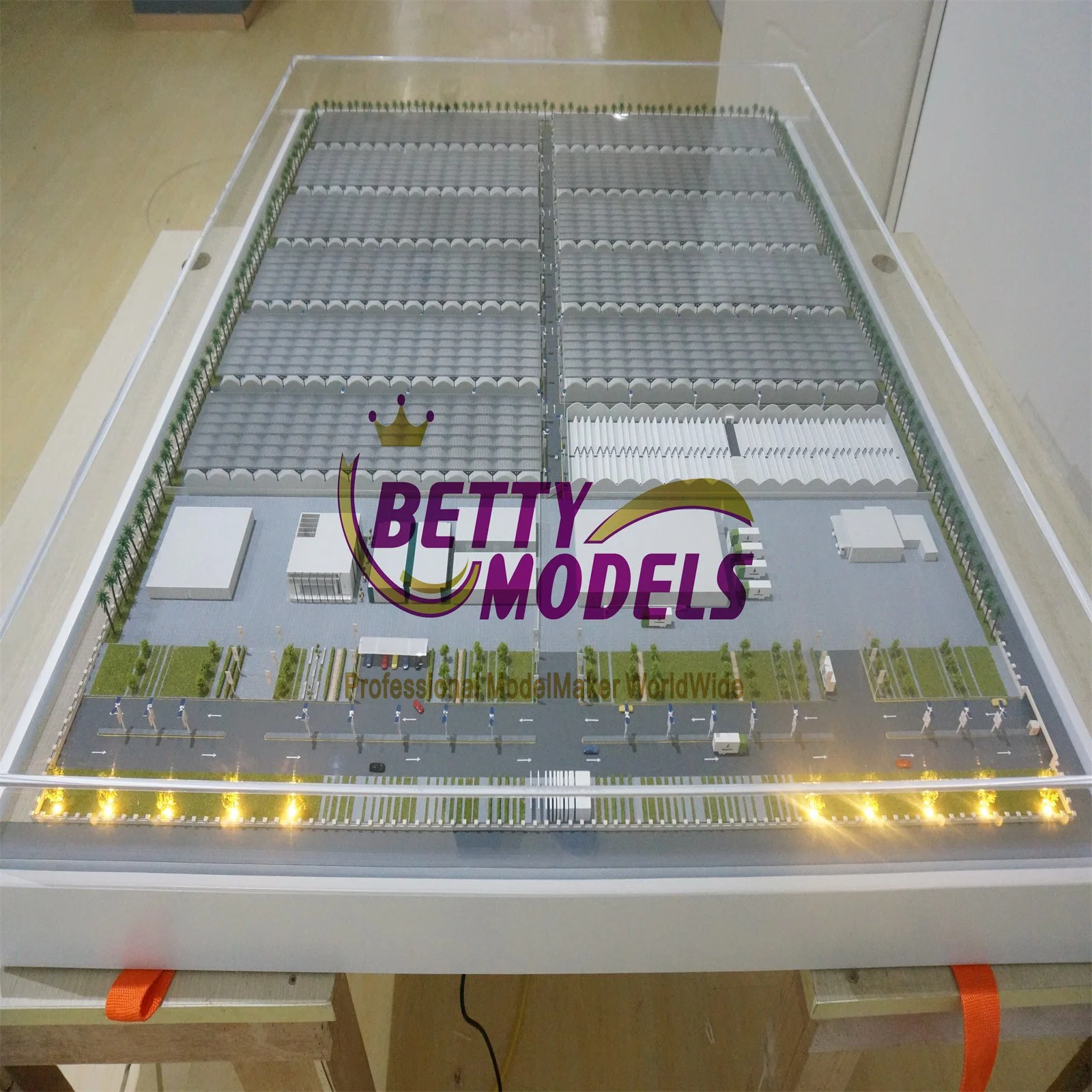 Novo modelo de escala de edifícios da fábrica de energia com ambiente a cores e. Luz