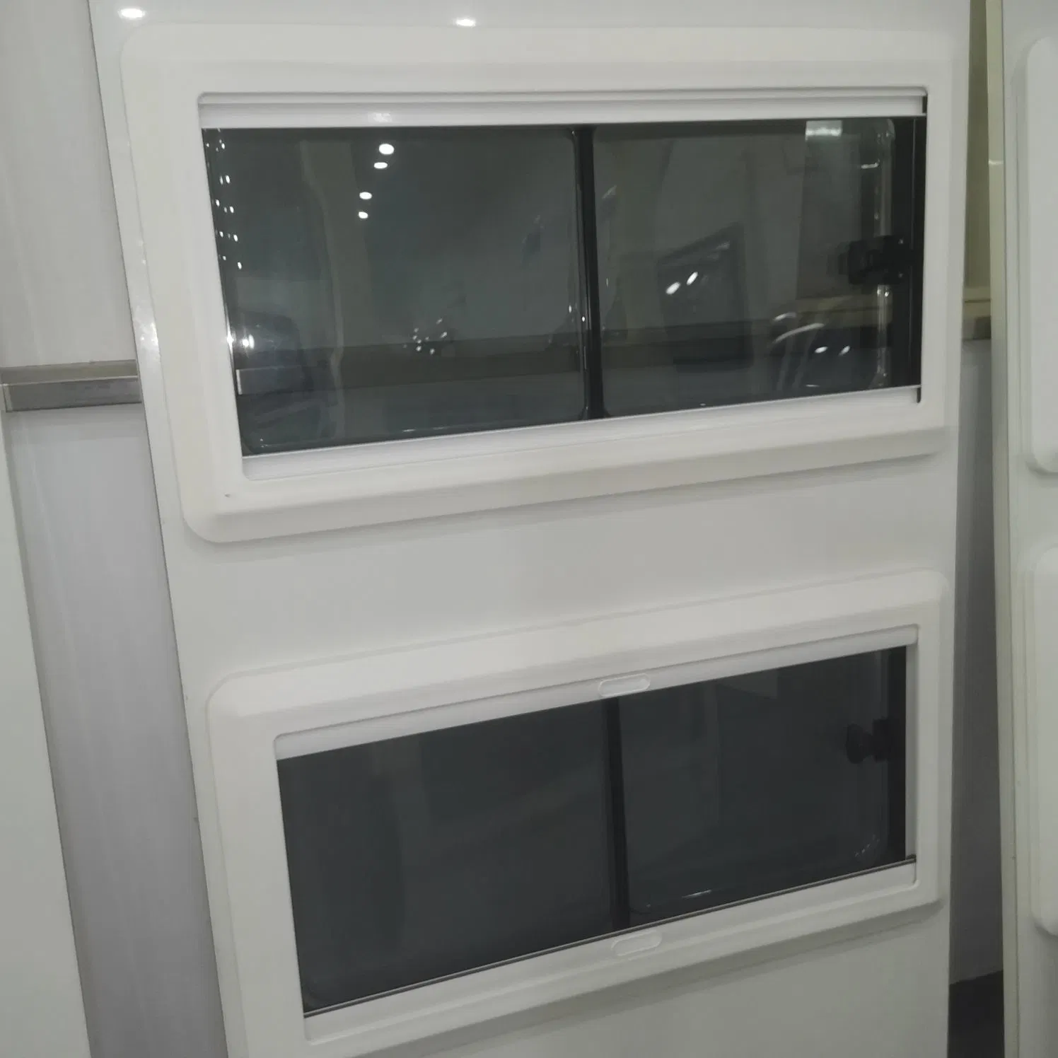 1100*550mm ASA Plastic Frame Flat Acrylic Window with Blind and Curtains