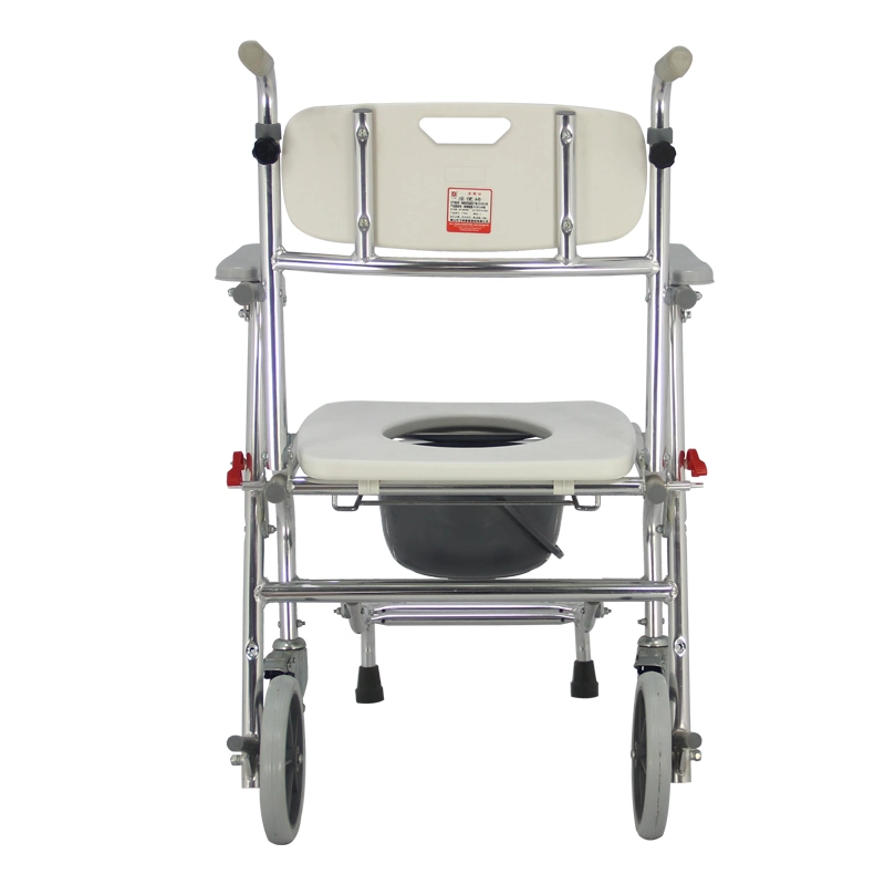 Équipement médical pliable à côté d'une chaise de toilette portable pour patient en aluminium à roulettes.