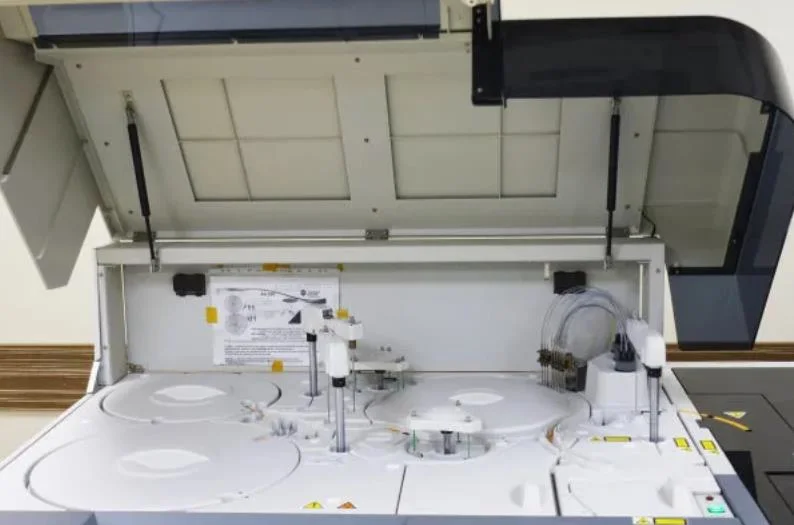 Analizador químico de laboratorio 400tests horas Analizador bioquímico totalmente automático para laboratorio