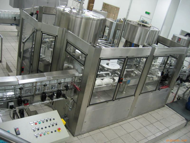 La ligne de production de Boissons Boissons gazeuses de la machine de remplissage de la machine de traitement de l'alcool des boissons