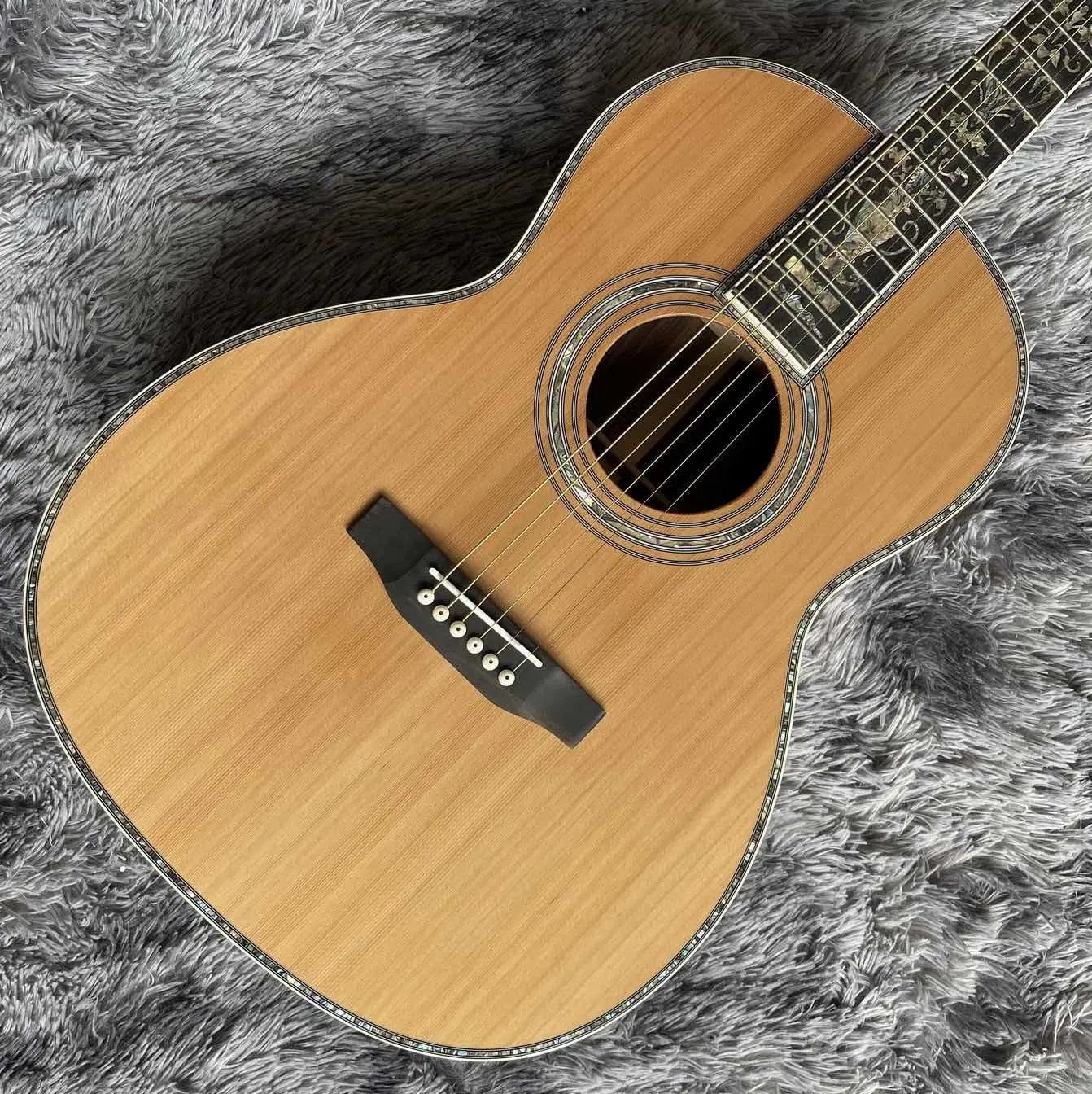 Custom 39 Zoll Vintage Acoustic Guitar Aged Style Aaaa Solid Cedar Wood Ooo Körper Phantasie Abalone All Over Vine Folk Klassisch