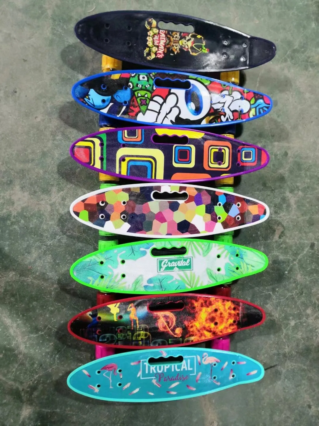 Nouveau panneau de skateboard en PP et fibre de verre en plastique 22 pouces Penny Board Pour les enfants