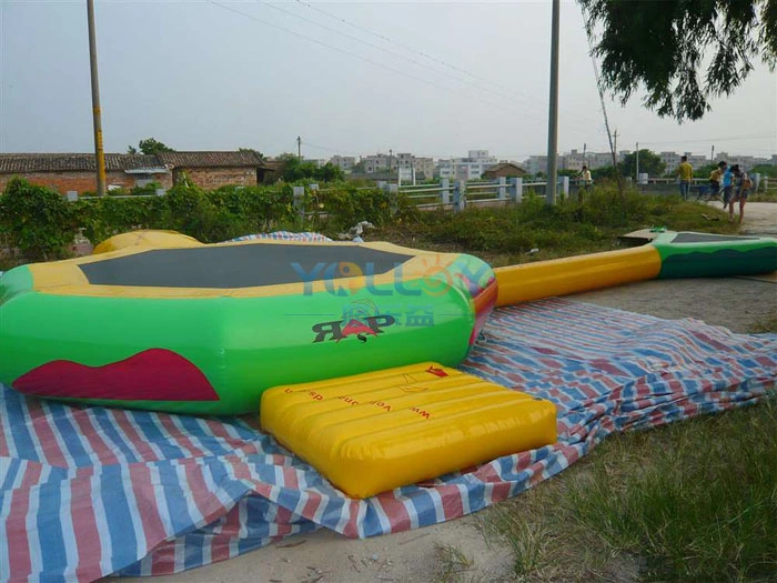 Trampolín flotante inflable con tobogán de agua divertido