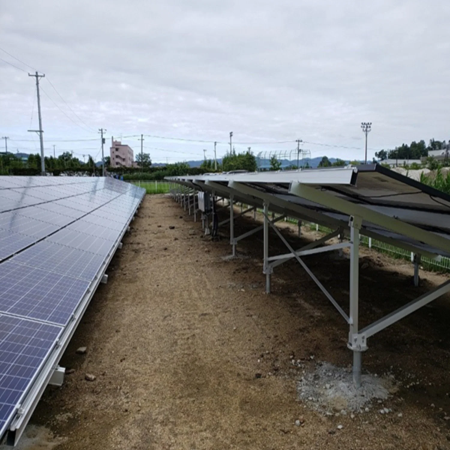 Support de montage réglable en aluminium pour panneau solaire au sol.