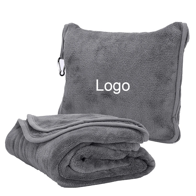 الشعار المخصص حزام الأمان اليد بطانية وسادة سير موجودة في حقيبة صغيرة أريكة طائرة من الصوف رمي بطانية مع حقيبة
