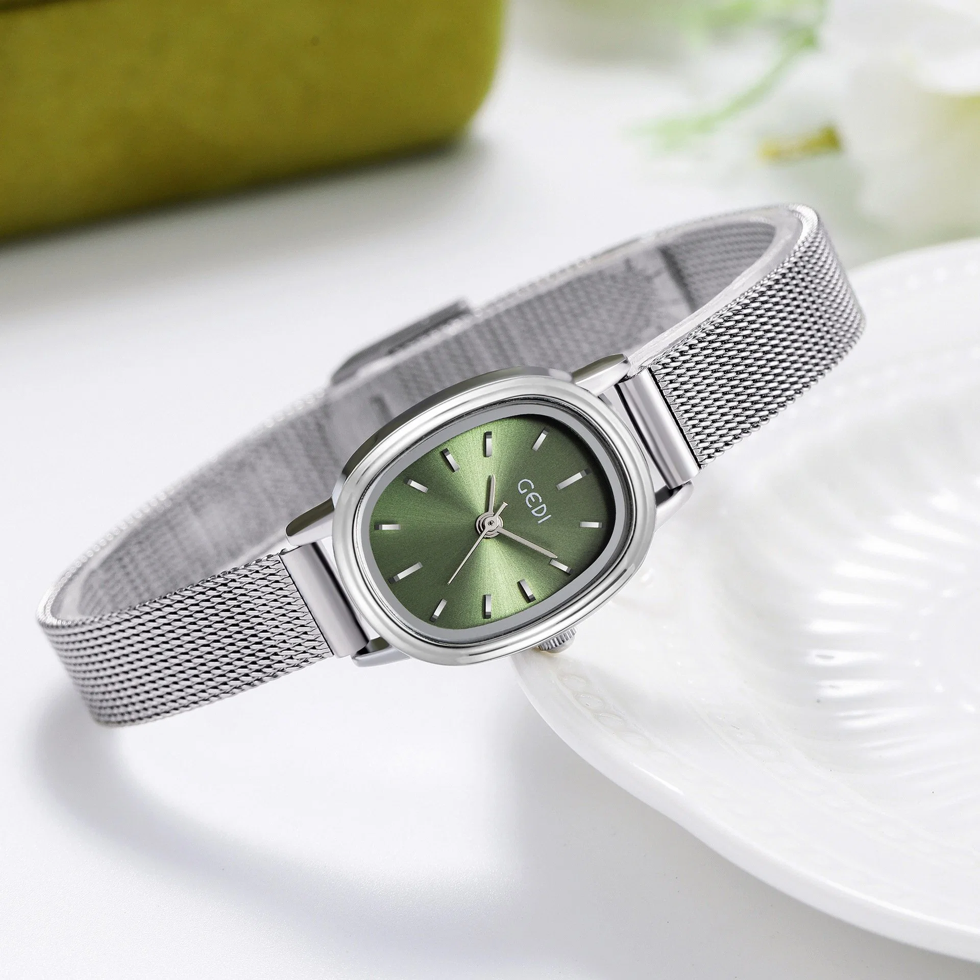 Commerce de gros créneau ovale Premium sens simple Women's Watch en acier inoxydable