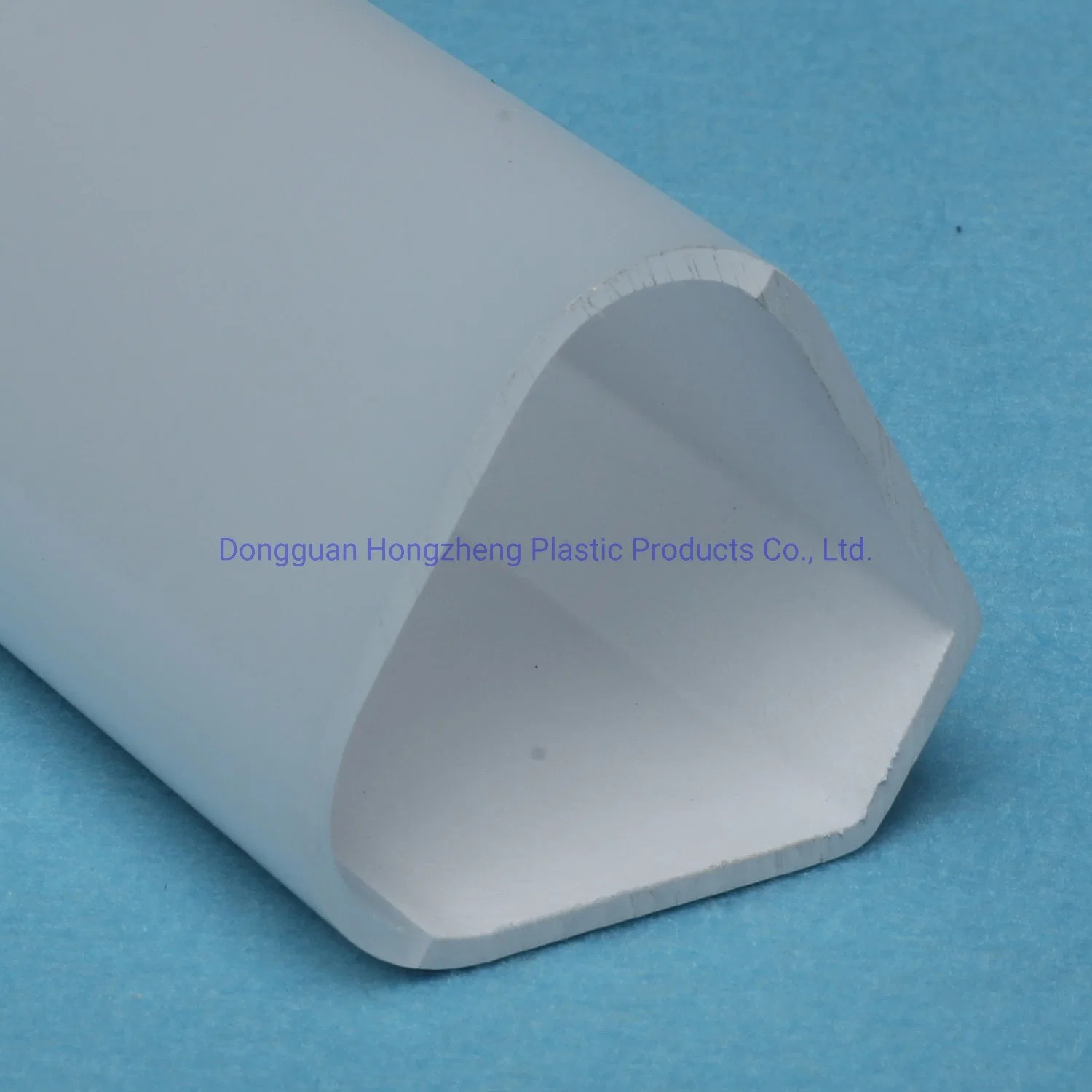 Profilé diffuseur d'extrusion en plastique PC personnalisé pour les pièces de tube lumineux à LED.