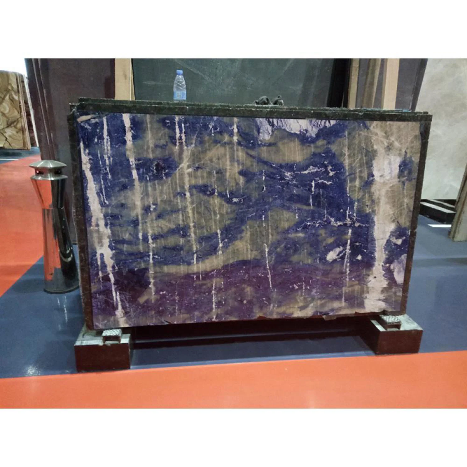 Panneau rétroéclairé en pierre de luxe personnalisé, dalles de granit sodalite bleu Bolivie Azul Bahia Granite pour la décoration de la villa