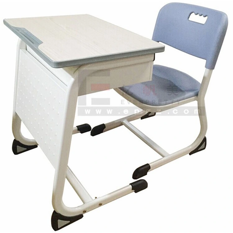 Étude collaborative STEM en classe de l'école primaire, du collège et du lycée K1-K12 avec bureau simple ou double, fixe ou réglable en hauteur, accompagné d'une chaise et d'un emplacement pour stylo.