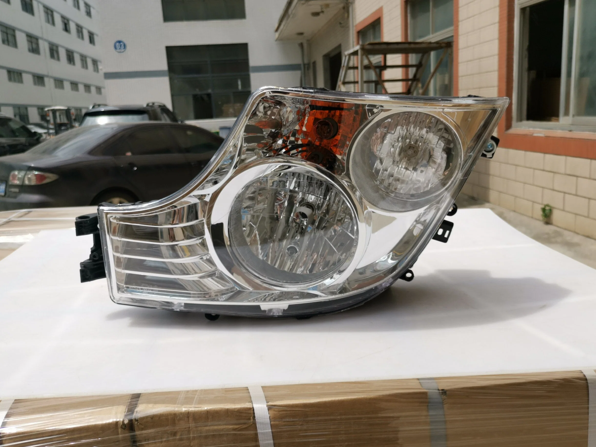 MP4 Truck Spare Parts Manual Front Lamp Headlight Hc-T-1784