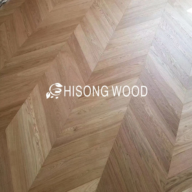 En el interior de roble de estilo nórdico de espina de pescado Parquet multicapa suelos de madera maciza