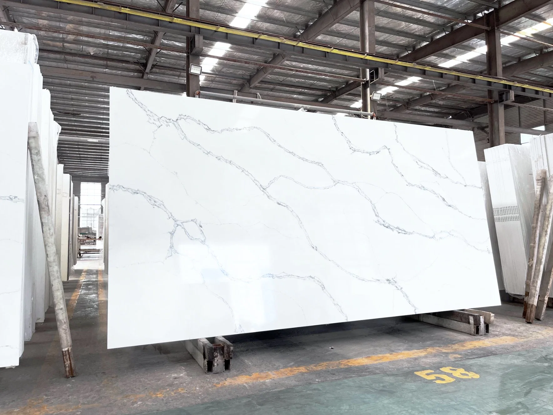 Quartz Stone Slabs: China's Finest Polished/Rough Calacatta White Artificial/Engineered Marbles/Granite Look