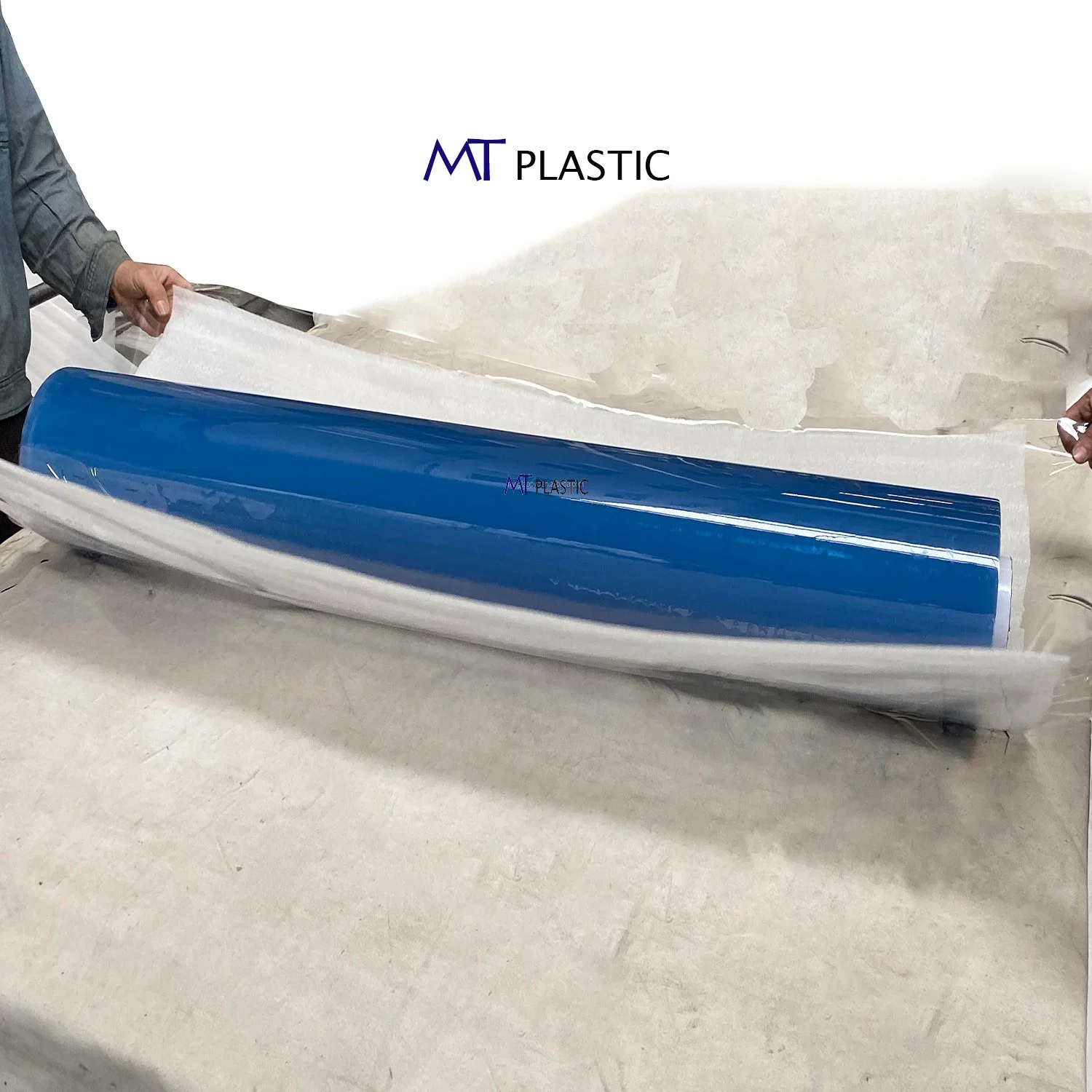 Feuille acrylique souple et flexible bleue en PVC semi-transparente pour matelas et meubles.