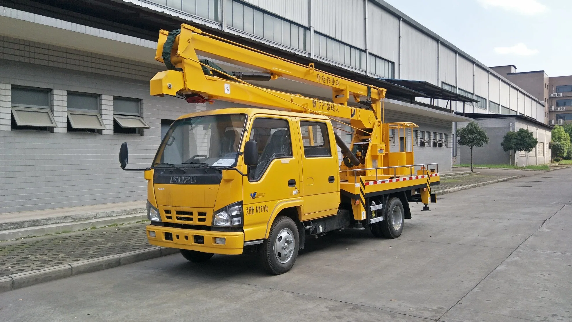 Utiliza la marca japonesa 4X2 16/18/20 M de la plataforma de trabajo de la antena de alta Carretilla elevadora con aislamiento de la cuchara a la venta de 200kg.