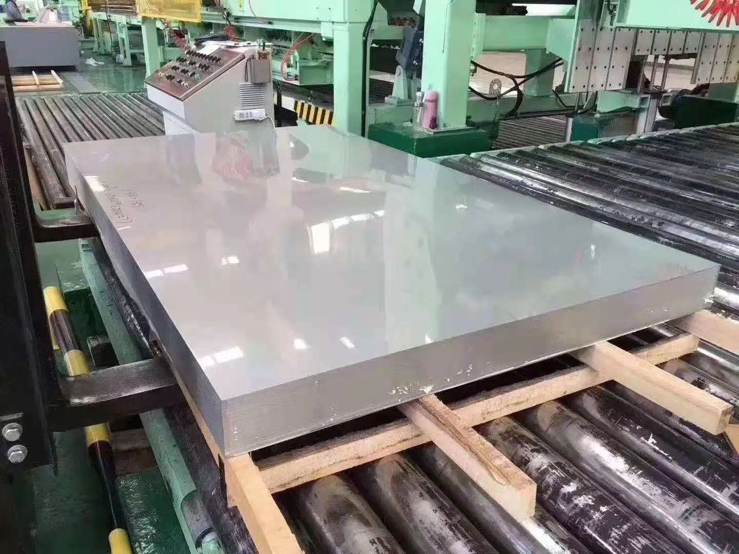 China Daily Price List 301 201 304 316L 430 2b Ba 18K Mirror Grade Hot Rolled Stainless Steel Plate / Sheet