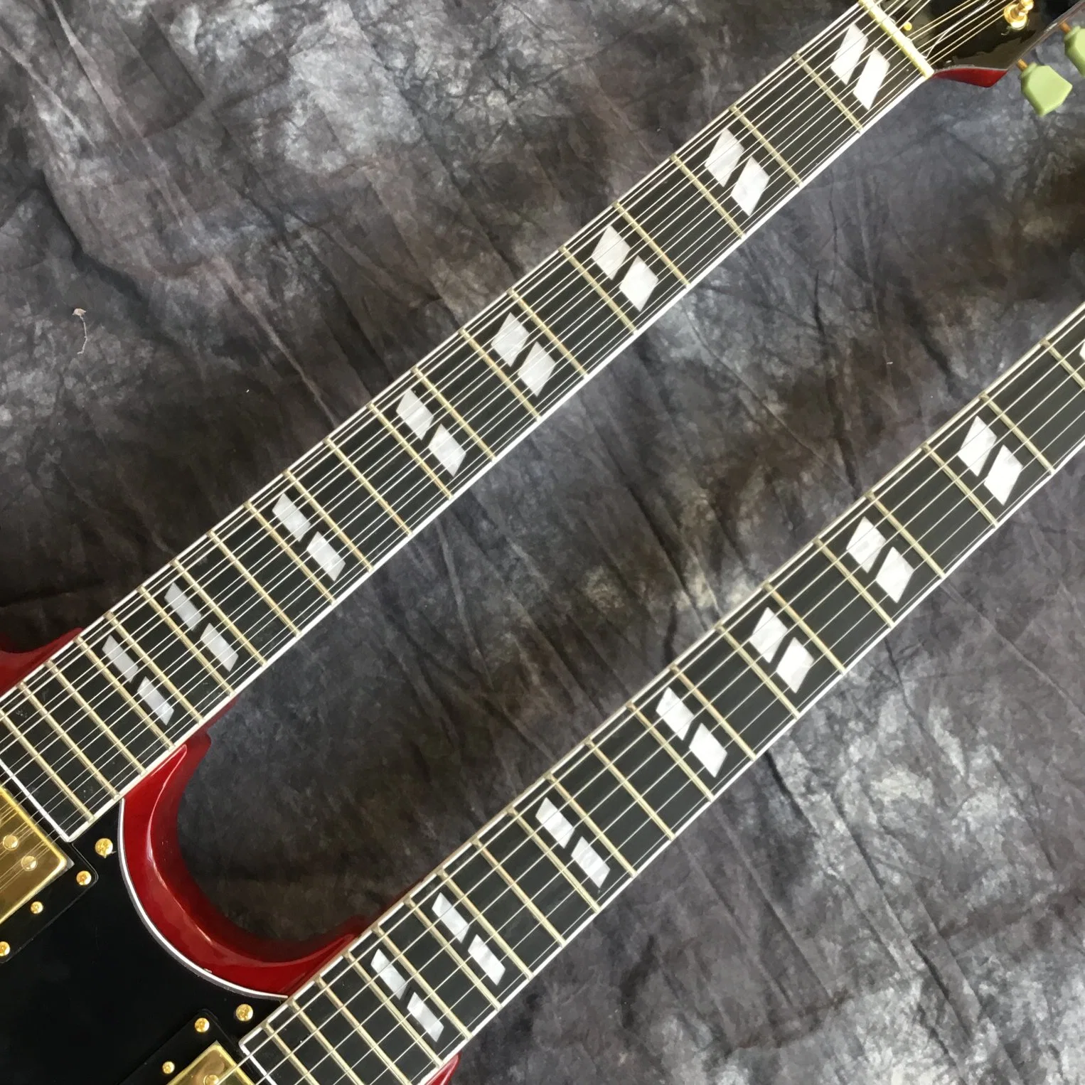 Guitarra elétrica de cabeça dupla personalizada com mais de 12 fios em Vermelho transparente Cor