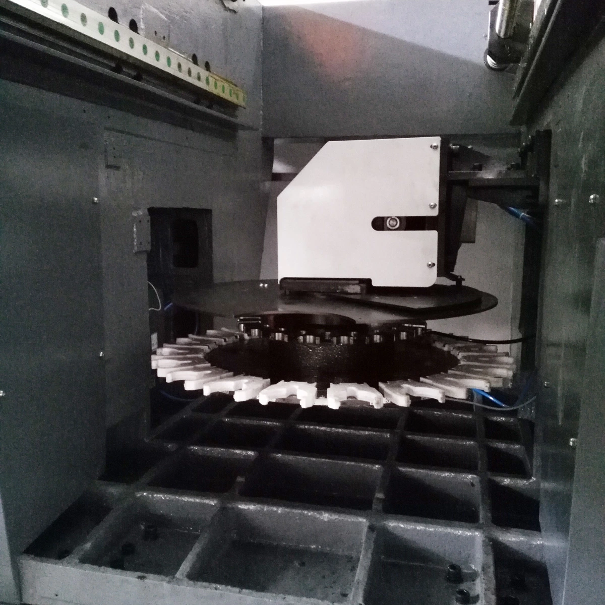 5 Axis Continuous and Simultaneous CNC Machining Center for Processing &#160; Multiple Cavity Parts and Ultra Thin Wall Frame Structure