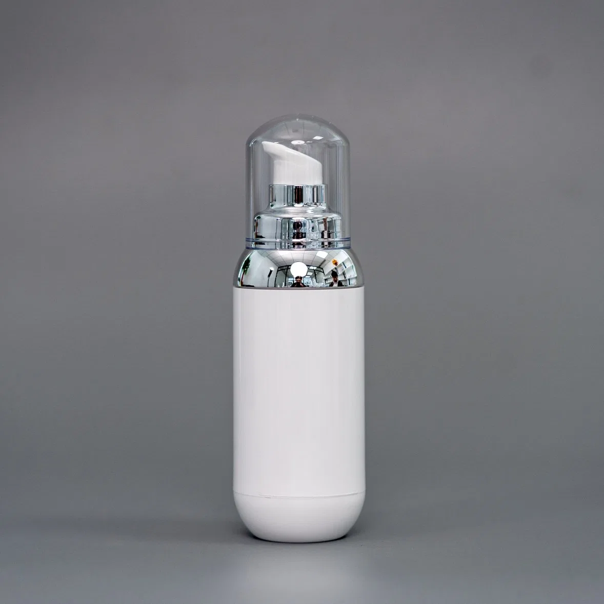 China New Product Silver Color PETG Plastic Bottle 15ml White Shiny Container 30ml Round Bottom Airless Cream Bottle Liquid Dispenser Treatment Pump Head