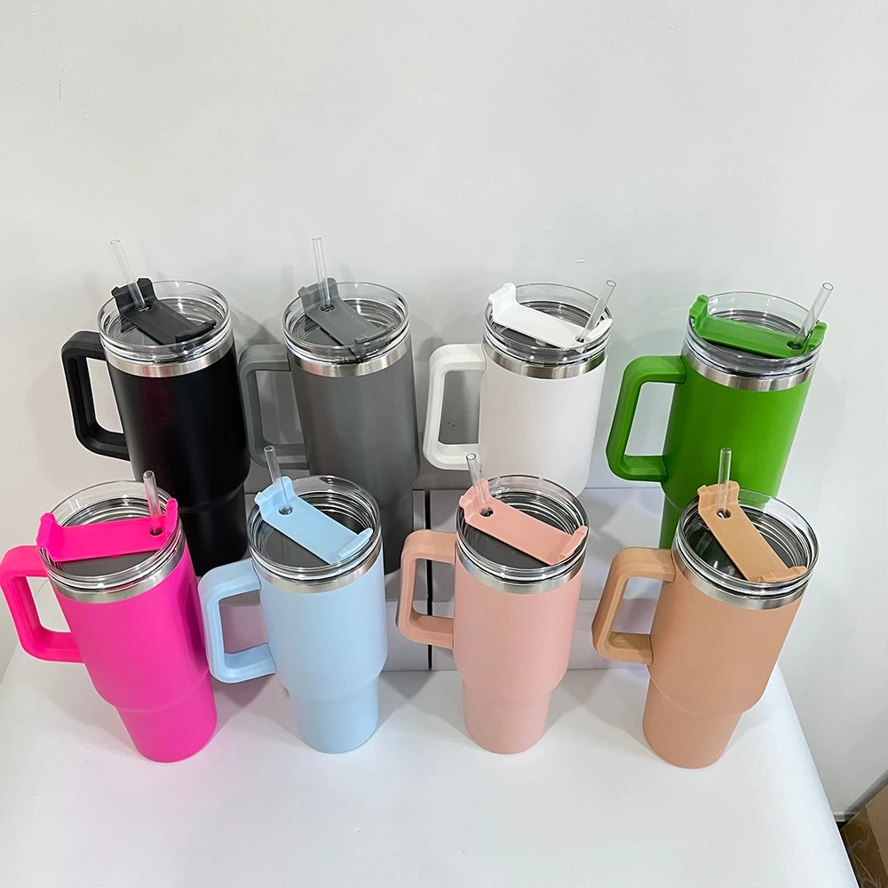 Vente en gros vrac Quencher Tumbler avec poignée revêtement en poudre Voyage Tasse café bière tasses de voyage tasses avec couvercle et paille