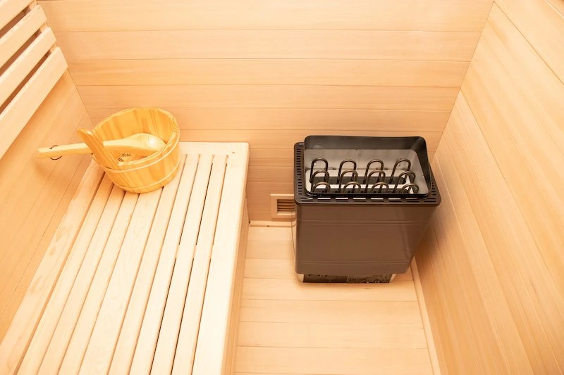 Sauna ao ar livre moderna com tecnologia inovadora.