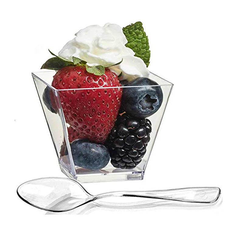 Coupes à dessert en plastique transparent mini jetables en gros, coupes à dessert en plastique rondes jetables et rigides.