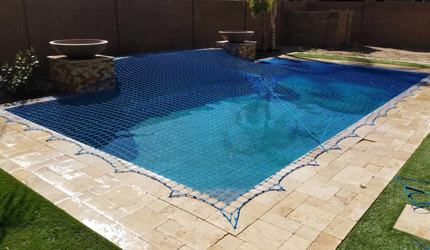 Une piscine pour la construction des capots de sécurité pris en charge de la piscine de l'hiver Couverture foliaire nette