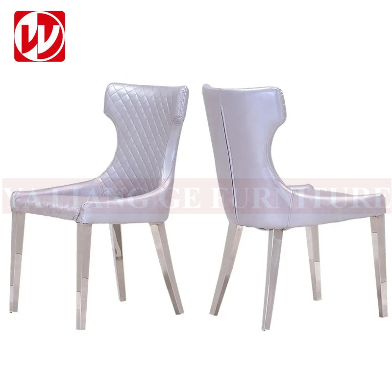 Chaise de salle à manger de luxe en cuir PU blanc avec structure en acier inoxydable argenté.