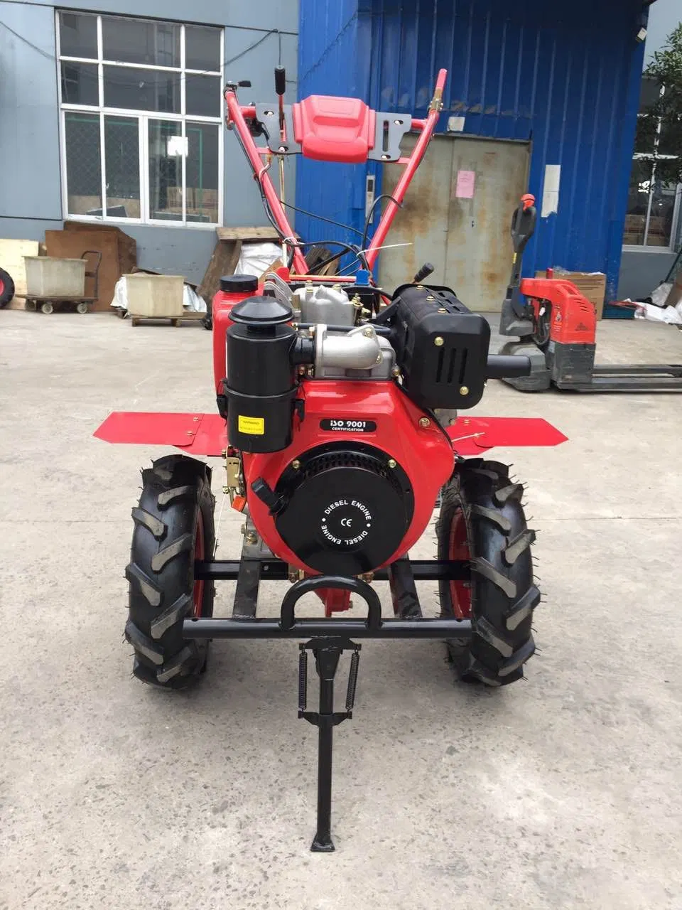 Mini motoculteur agricole avec équipement de labour rotatif et de désherbage