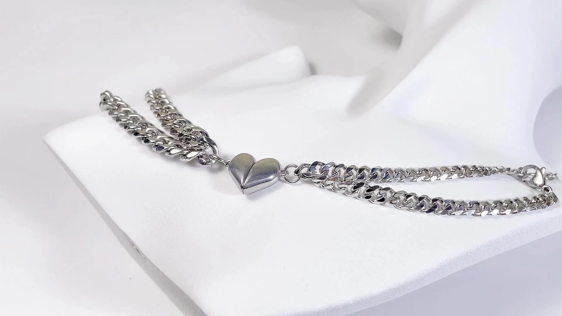 Fashion Jewelry Wholesale/Supplier Titanium Steel Love Bracelet Niche Design Magnetic Love Couple Stainless Steel Bracelet