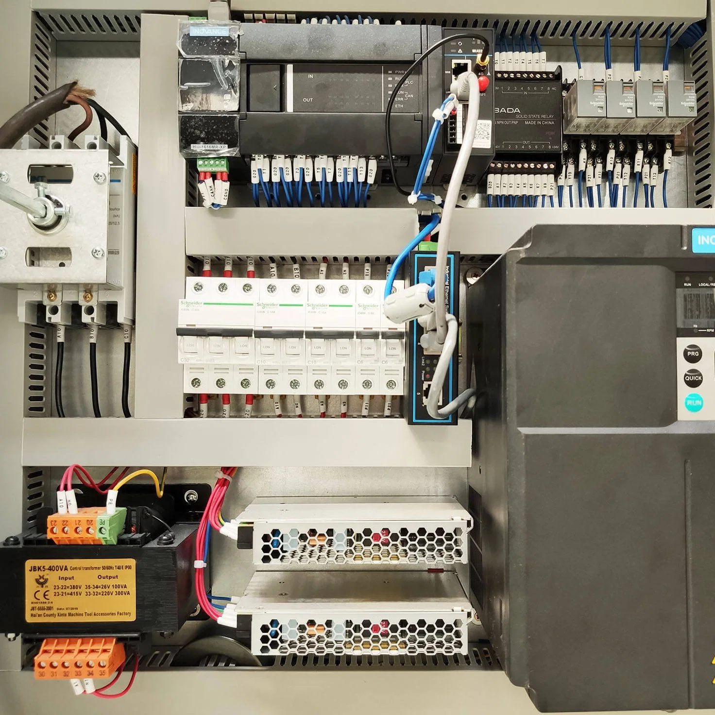 Máquina eléctrica de perforación de una columna hidráulica pequeña de una columna tipo C. Pulse