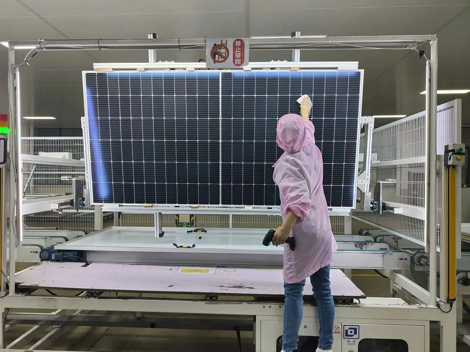 Le prix d'usine le moins cher pour les panneaux solaires PV de 410W 420W 450W 500W 540W 550W Jinko Trina Canadian Ja Longi Yingli pour le système d'énergie solaire.