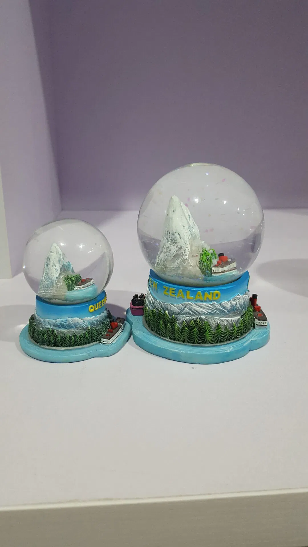 Customized Christmas Water Snow Globe with Inner Sculpture