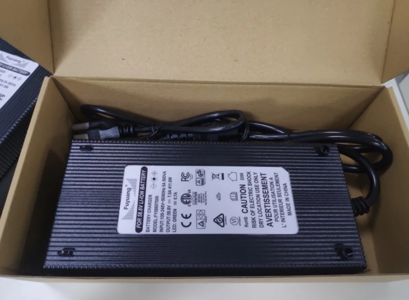 Kc58807000 certificadas el ejercicio de cargador de batería 48V DC 14s 58.8V 7Un cargador de batería de litio Cargador de Scooter eléctrico