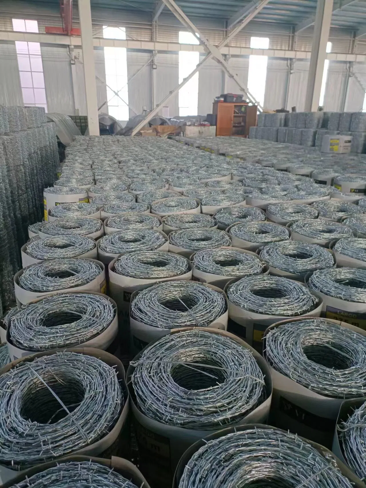 100m 200m 300m 400m 500m Electro/Hot Dipped Galvanized and PVC Coated /Stainless Steel Bto-22 Cbt-60 Cbt-65 Concertina Razor Barbed Wire for Farming/Animal