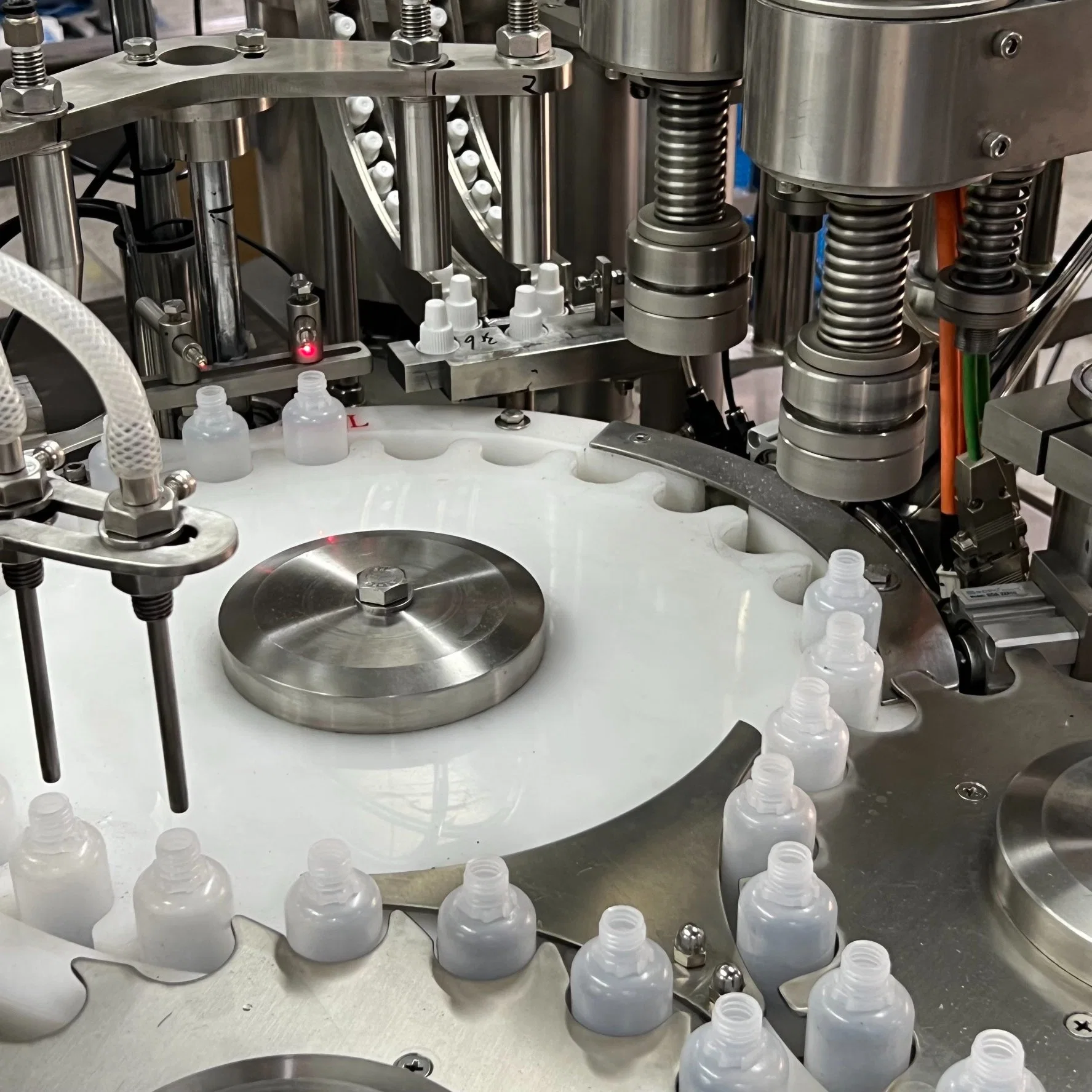 Pharmaceutical Machine Factory High Speed Eye Drops Aseptic Filling, Plugging and Capping Machine Filling Machine