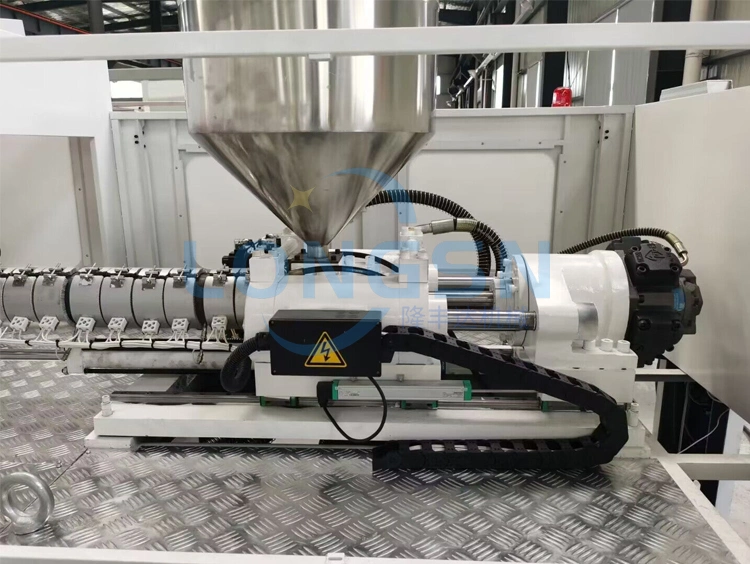 Une machine de moulage par injection et étirage en une seule étape pour la fabrication de bouteilles pharmaceutiques en PET.