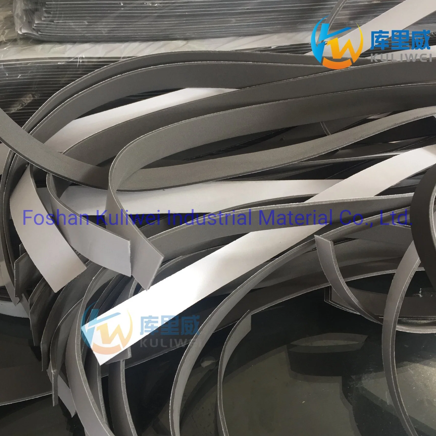 Round Cr Foamed Rubber Seal Strip Closed Cell Window or Door Adhesive Foam Sealing Strip Self Adhesive Cr/NBR/EPDM Foam Strips Weather-Strip Foam Tape