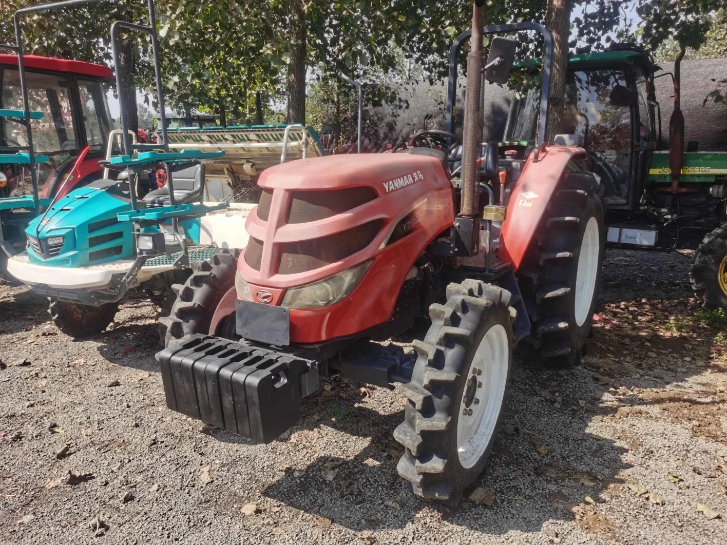 Granja utiliza maquinaria agrícola Tractor Yanmar704