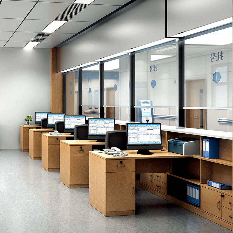 Poste de travail modulaire moderne personnalisé de 2, 4, 6 places avec bureau de charge, mobilier de bureau pour hôpital et clinique pour le personnel.