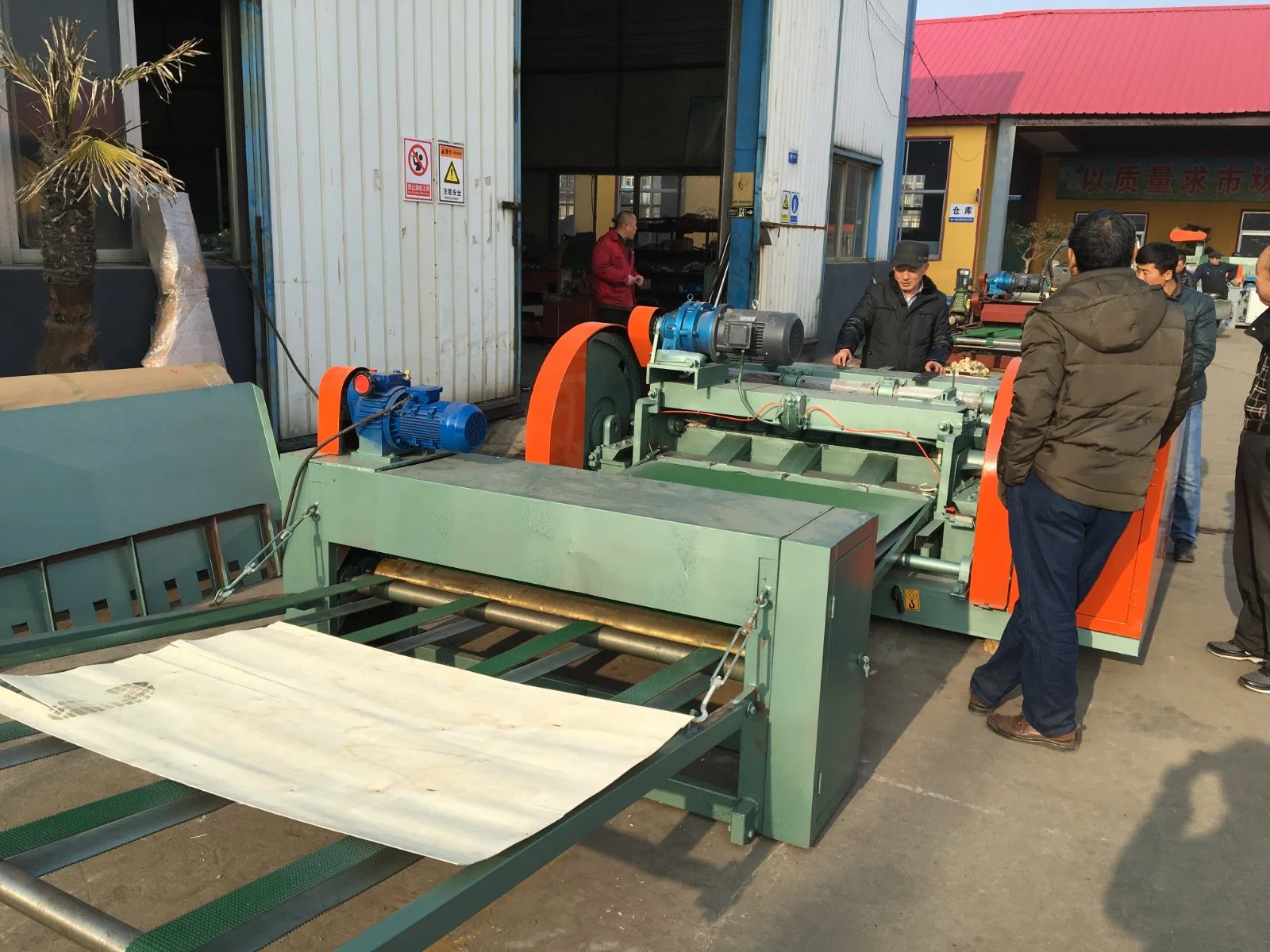 Gute Qualität China 1300mm 2600mm Gesicht Veneer Clipper und Stacker Von Sperrholz Herstellung Maschine