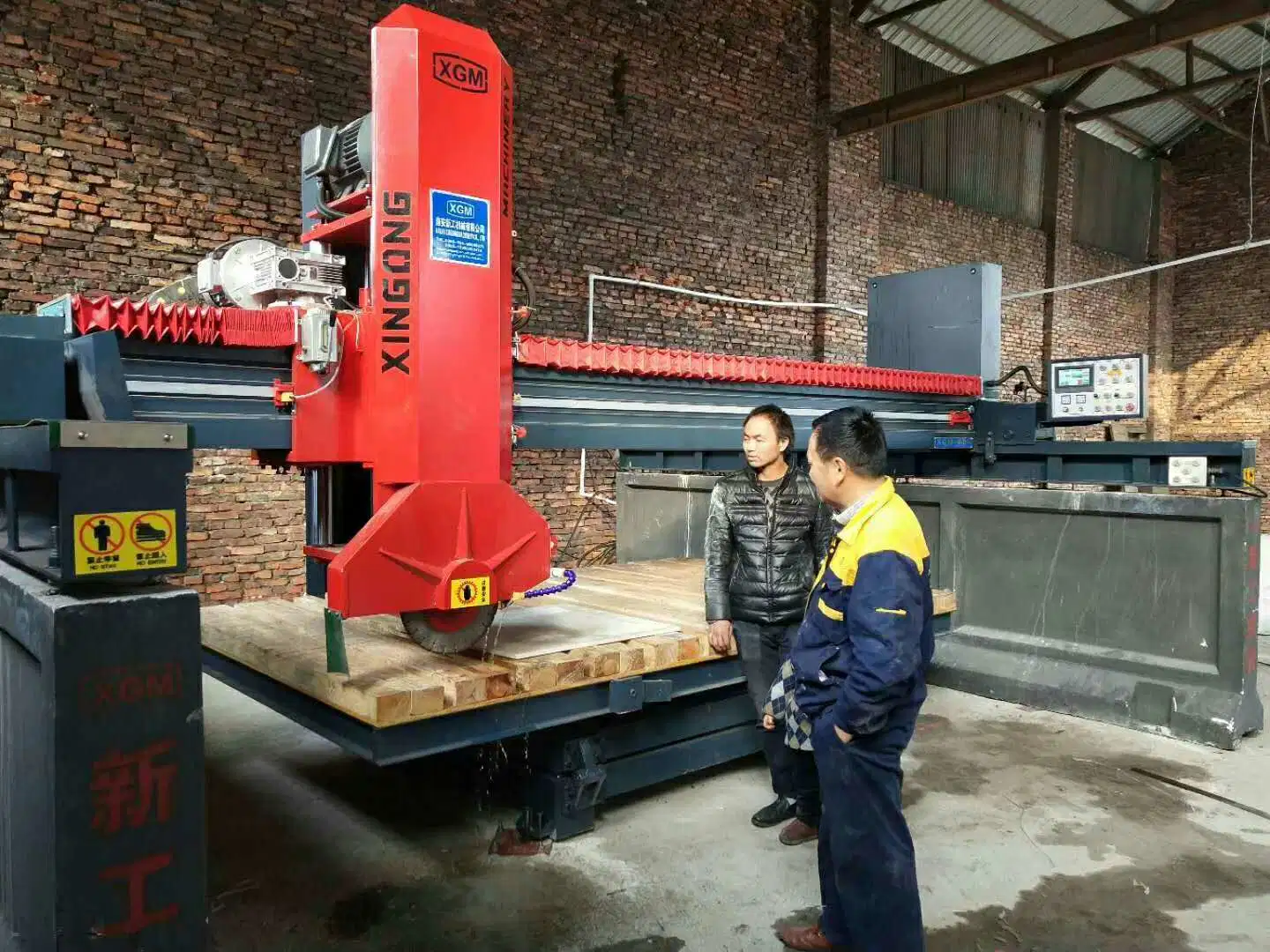 Sierra húmeda de puente de granito por infrarrojos totalmente automática para Stone Slab Corte de chaflán y perfilado con disco de corte Diamone